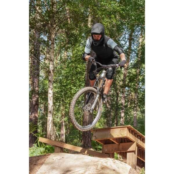 RKD635 REKD Energy Elbow Gaskets Lifestyle Image 7 @chicksandsbikepark REKD Energy Elbow Gaskets